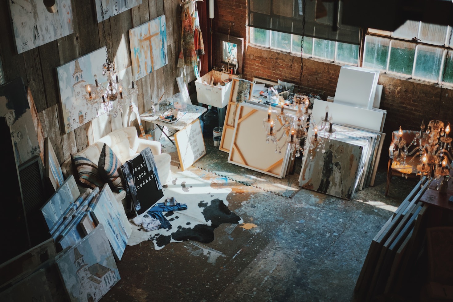 Zwischen Struktur und Chaos: Magazinästhetik in der Kunst